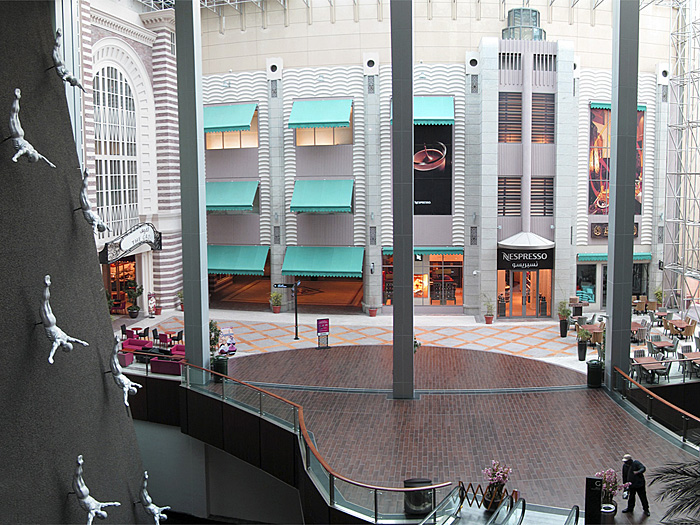 Der Indoor-Wasserfall (noch ohne Wasser) und ein Indoor-Straßenzug
