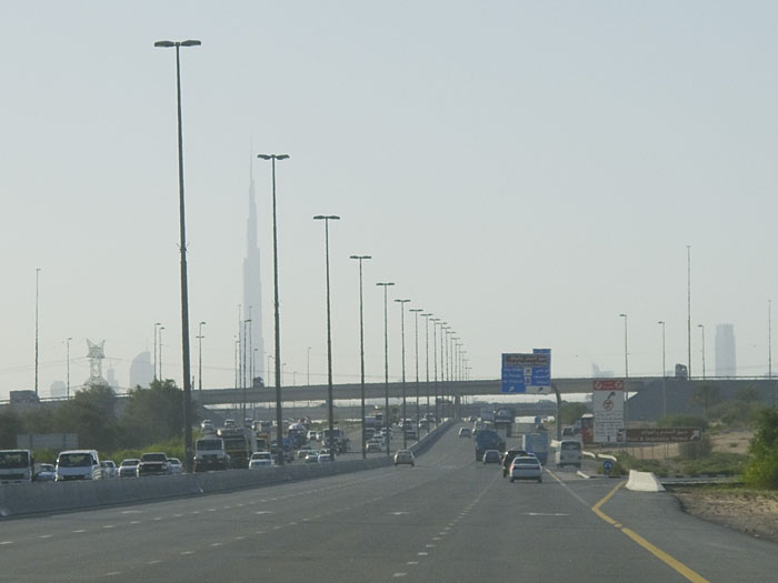 Hm, der Burj Khalifa ist ja kaum höher als die Straßenlaternen ;-)