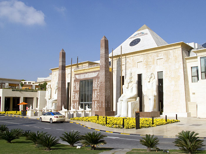 Sieht ägyptisch aus, ist aber eine Mall in Dubai