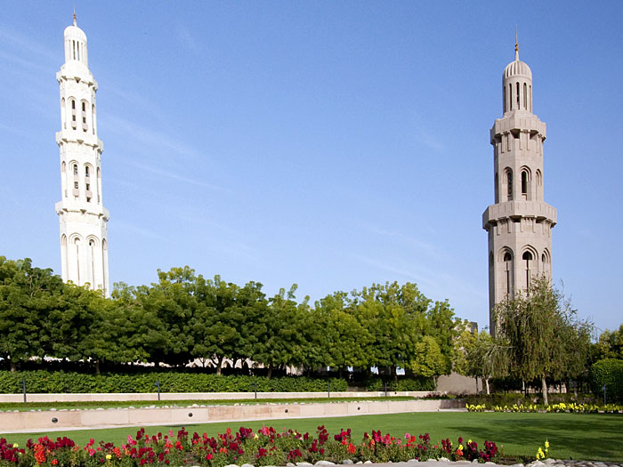 Links das große Hauptminarett