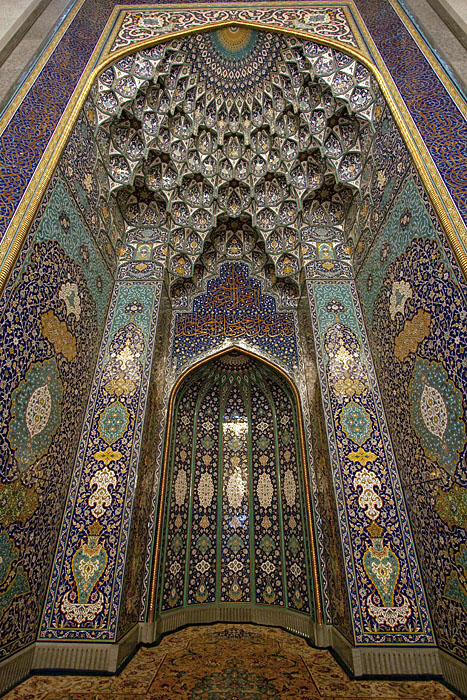Die Gebetsnische "Mihrāb" zeigt die Gebetsrichtung "Qibla" an