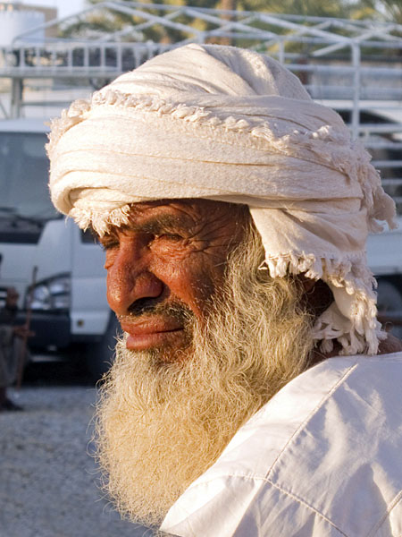 ... und alt kommen zum Markt nach Nizwa