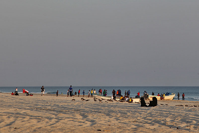 Wenn die Fischer vom Meer kommen, herrscht buntes Treiben am Strand