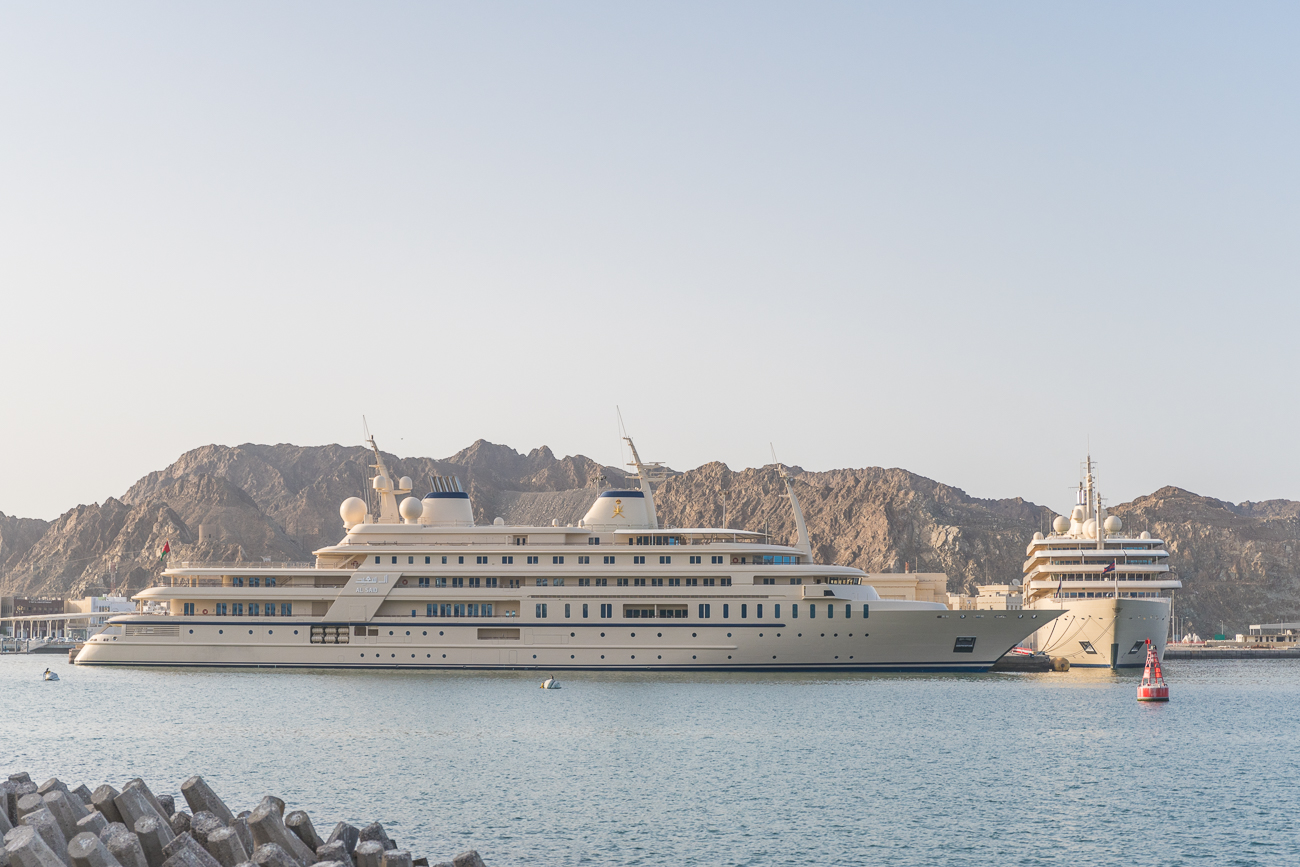 Die Yacht des Sultans im Hafen von Mutrah