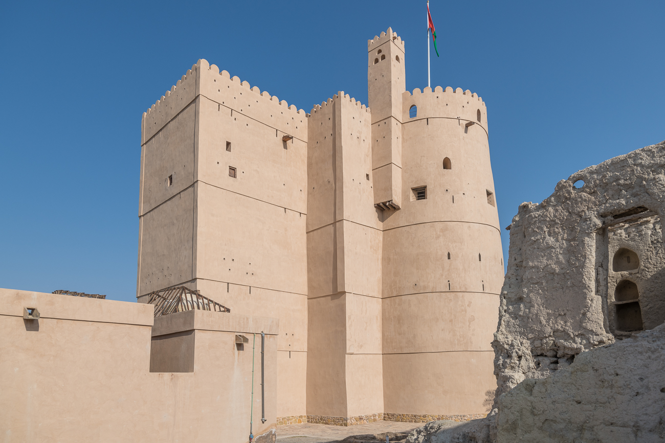 Die Burg Al Faiqain mit ihren hohen Türmen in der Mitte des Dorfes Al Faiqain ist eines der wichtigsten historischen Denkmäler im Wilayat von Manah. Es spiegelt die Merkmale der traditionellen omanischen Architektur beim Bau von Verteidigungsanlagen wider. Das von alten Häusern und einer Oase mit Dattelpalmen umgebene Schloss konnte seine Grundstruktur mehr als 400 Jahre lang erhalten, bis es vom Ministerium für Kultur und Naturschutz vollständig restauriert wurde. Sie wurde am 24. Juni 1994, dem Jahr des Erbes, offiziell eröffnet.