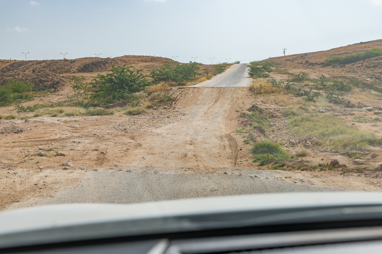 Auf einem Nebenweg fahren wir nach Mirbat