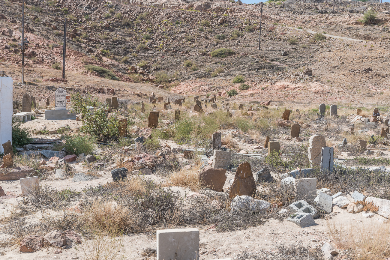 Scheich Mohammed Bin Ali al Alawi wanderte ausdem Hadhramaut, im Jemen, nach Mirbat aus und starb hier um 1160. Der Bau seines Grabes und der umgebende Friedhof sind typische Entwürfe für den sunnitischen Zweig des Islam