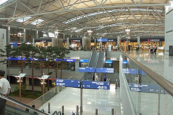 Moderne Ankunftshalle auf dem Flugplatz Incheon