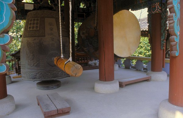 Trommel und Glocke im Pavillon