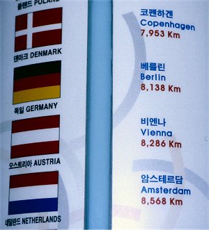 Markierung im Tower, über 8.000 km bis Berlin