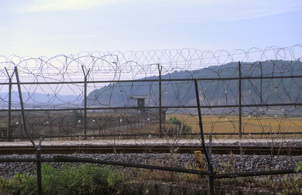 Stacheldraht und Minengürtel wie früher an der innerdeutschen Grenze