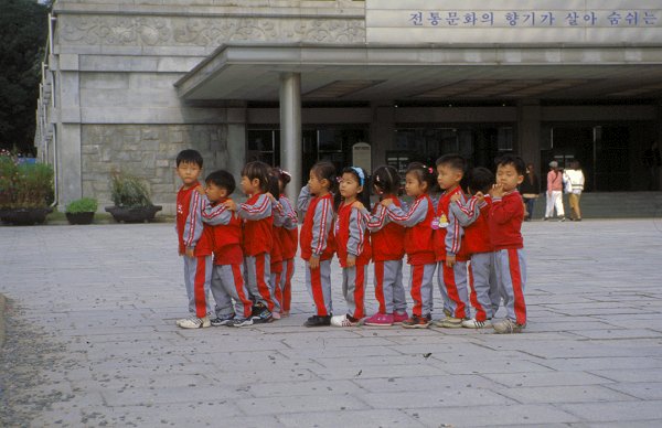 Kindergartenkinder treten an zum Besuch des Museums