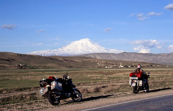 Der Ararat, fast völlig wolkenlos