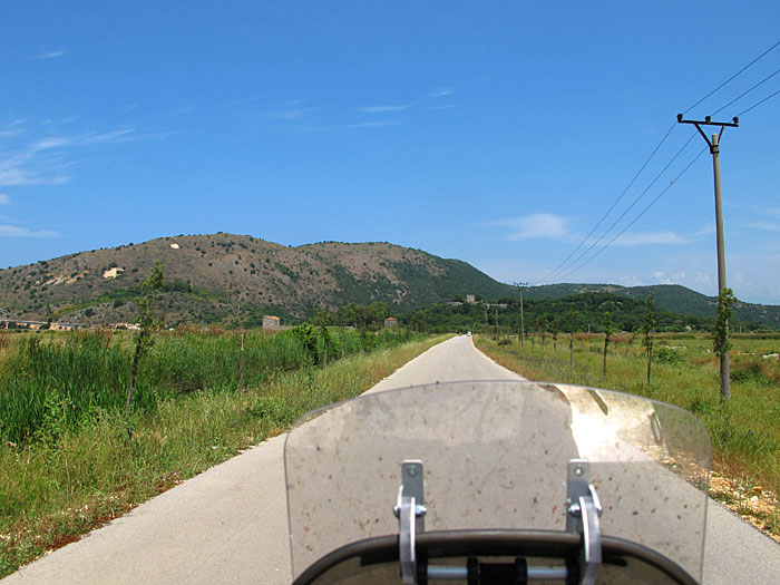 Am Horizont sieht man die Ruine von Butrint