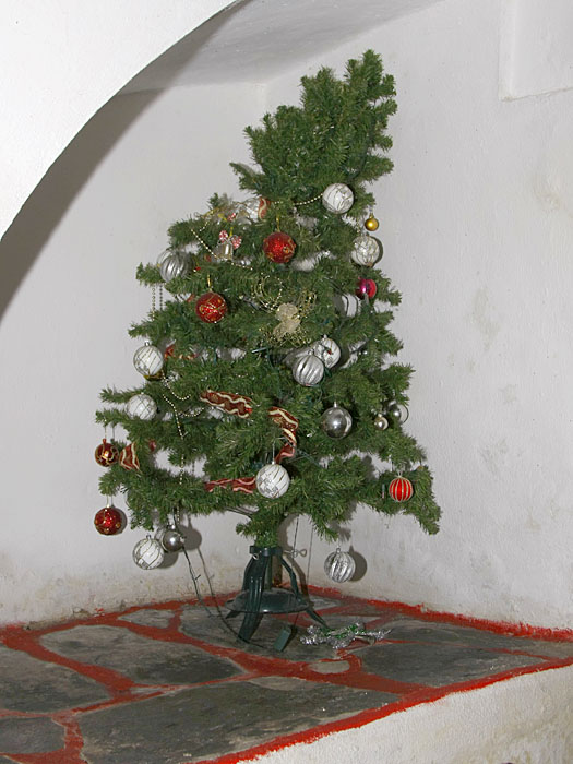 Wir haben ja erst Juni, da kann ein Weihnachtsbaum schon noch stehen ;-)
