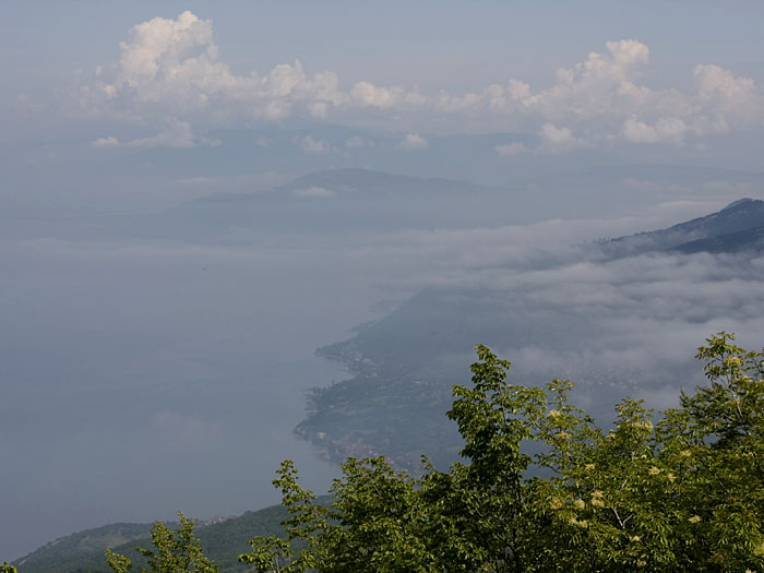 Zum Teil hängen Wolken über dem Wasser