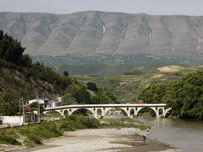 Brücke über den Fluss Voskopojës