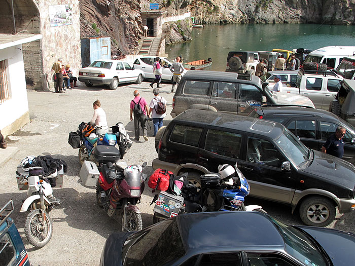 ... und ein deutsches Pärchen mit Motorrädern unterwegs