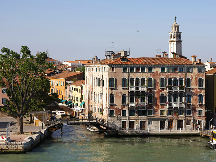 Fahrt mit der Fähre durch Venedig