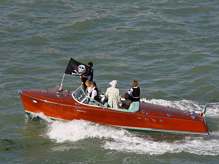 Überbleibsel vom Karneval? Auf jeden Fall ein schönes Riva-Boot!