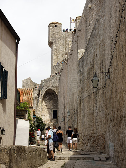 Auf die alte Stadtmauer wollen wir hinauf