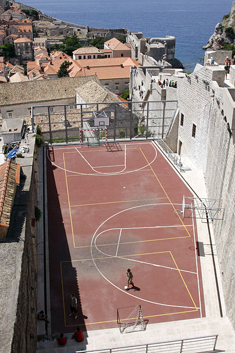 "Um-die-Ecke" Basketball-Spielfeld, wäre was für Dirk Nowitzki ;-)