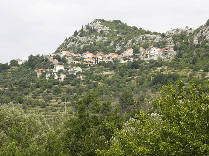 Wie ein Schwalbennest klebt das Dorf am Berg