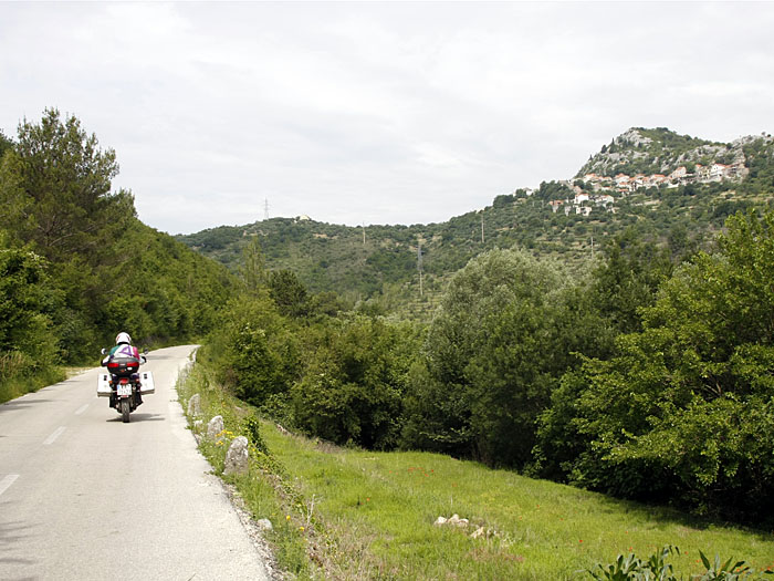 Kleine Straße im Tal der Cetina