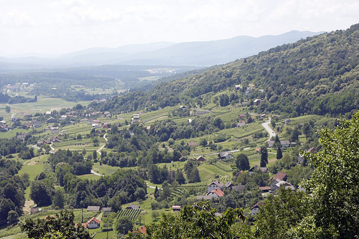 Fahrt durch slowenische Mittelgebirgslandschaften