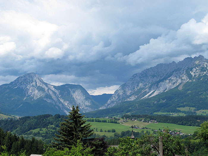 Diese regenschwangeren Wolken umfahren wir