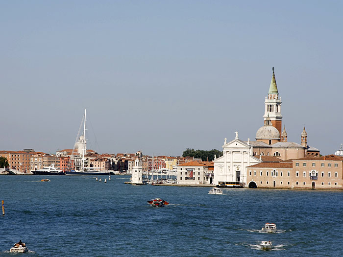Fahrt mit der F&auml;hre durch Venedig