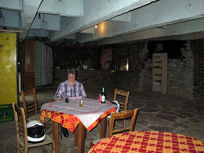 Im Restauranr Natyra speisen wir unter der (vor Regen sch&uuml;tzenden) Br&uuml;cke