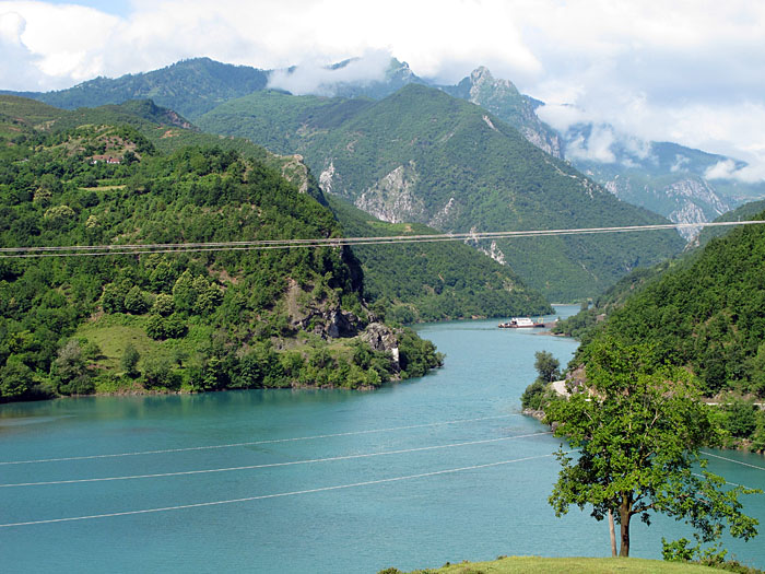Am aufgestauten Fluss Fierzë