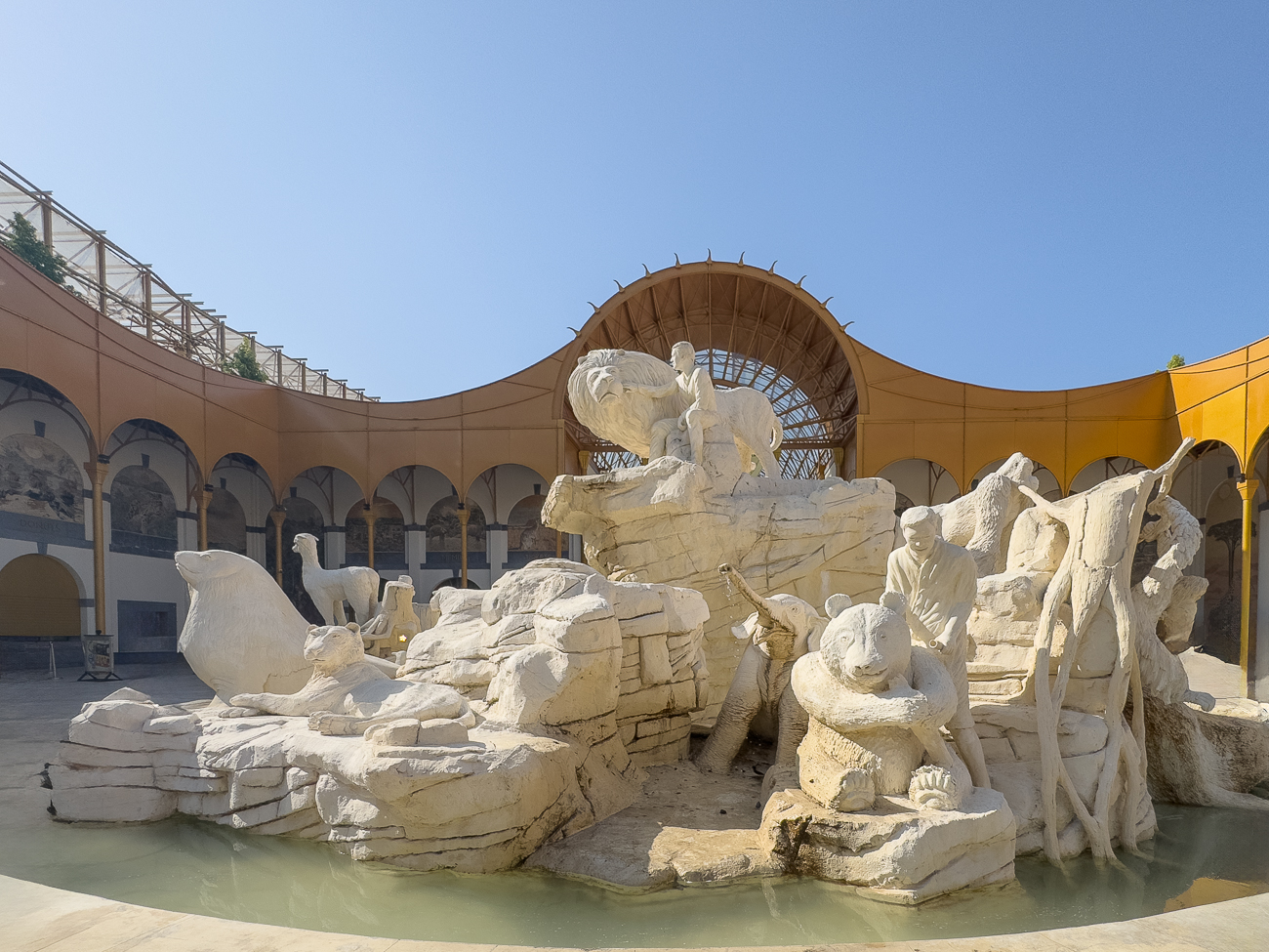 Am Eingang des Zoos Pairi Daiza