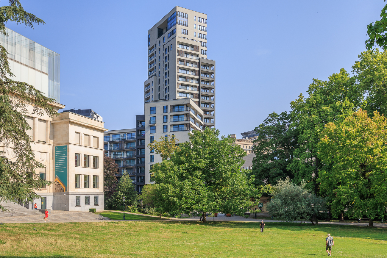 Kantiges Hochhaus am Haus der Europäischen Geschichte