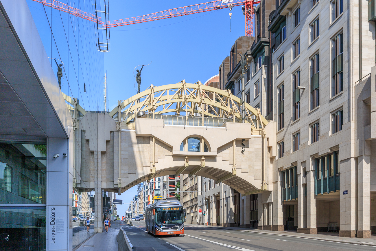 Fußgängerbrücke mit Skulpturen zwischen Van-Maerlant-2-Gebäude und Jacques-Delors-Gebäude