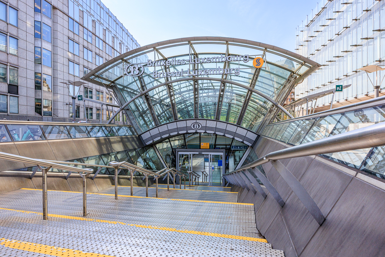 Esplanade des Europäischen Parlaments mit Bahnhof Brüssel-Luxemburg