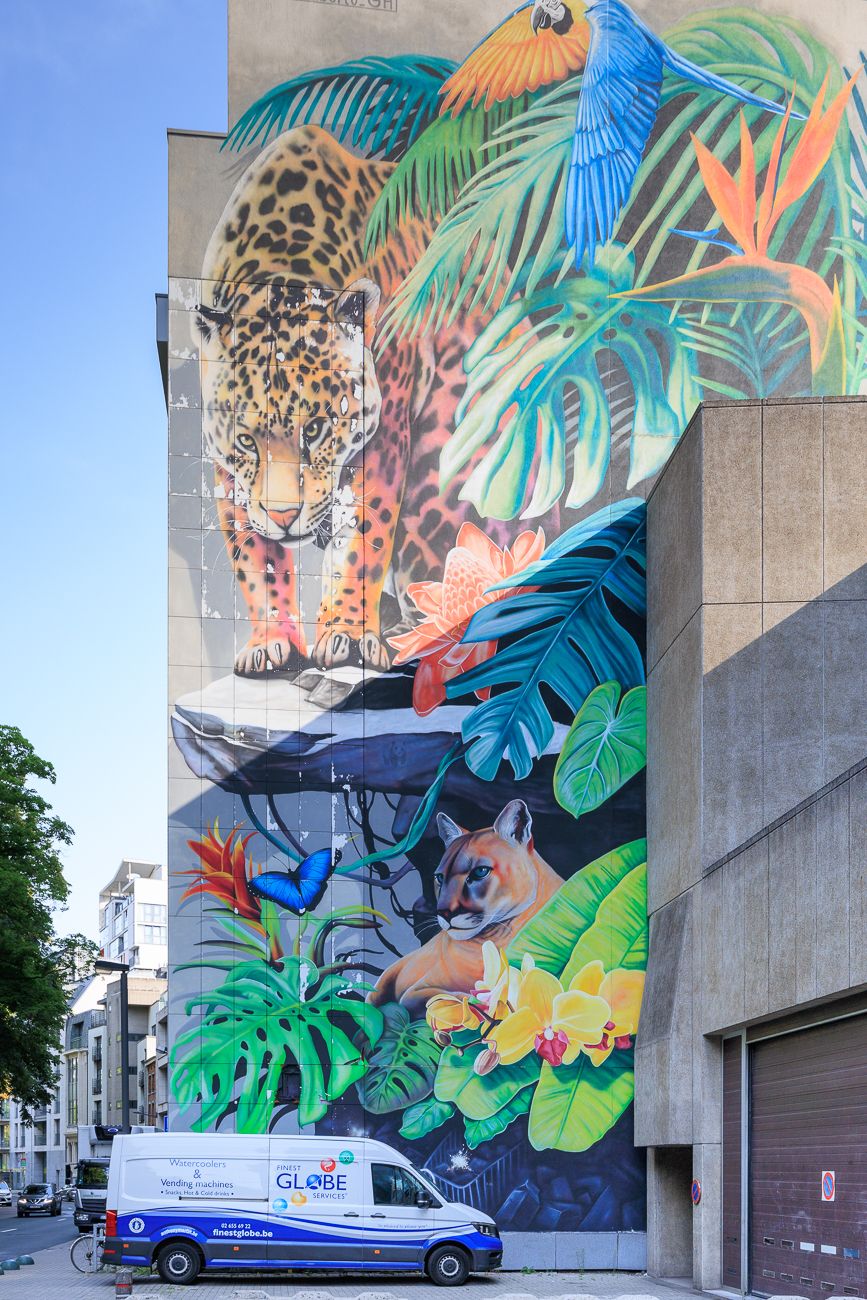 Riesen-Grafitto an einer Hauswand