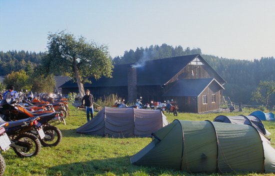 Hütte und Campingwiese