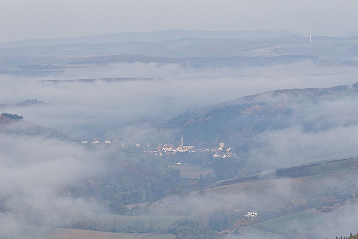 Dorf unter dem Nebelschleier