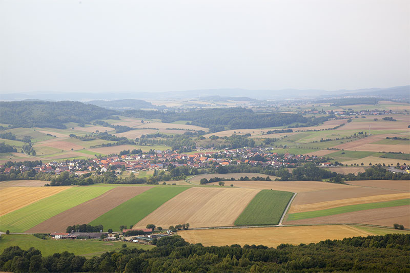Ortschaften ducken sich in den Tälern