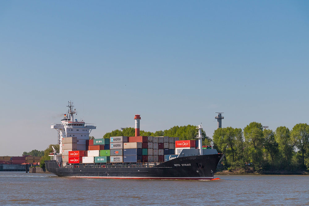 Kleines Containerschiff