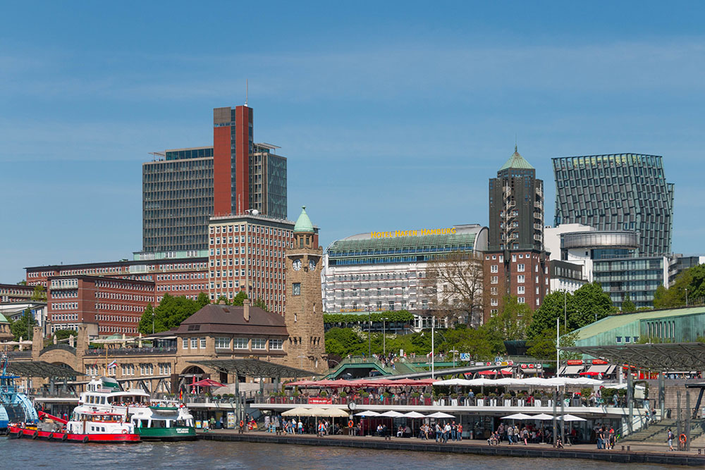Blick auf die Landungsbrücken und die Elbtunnel-Einfahrt