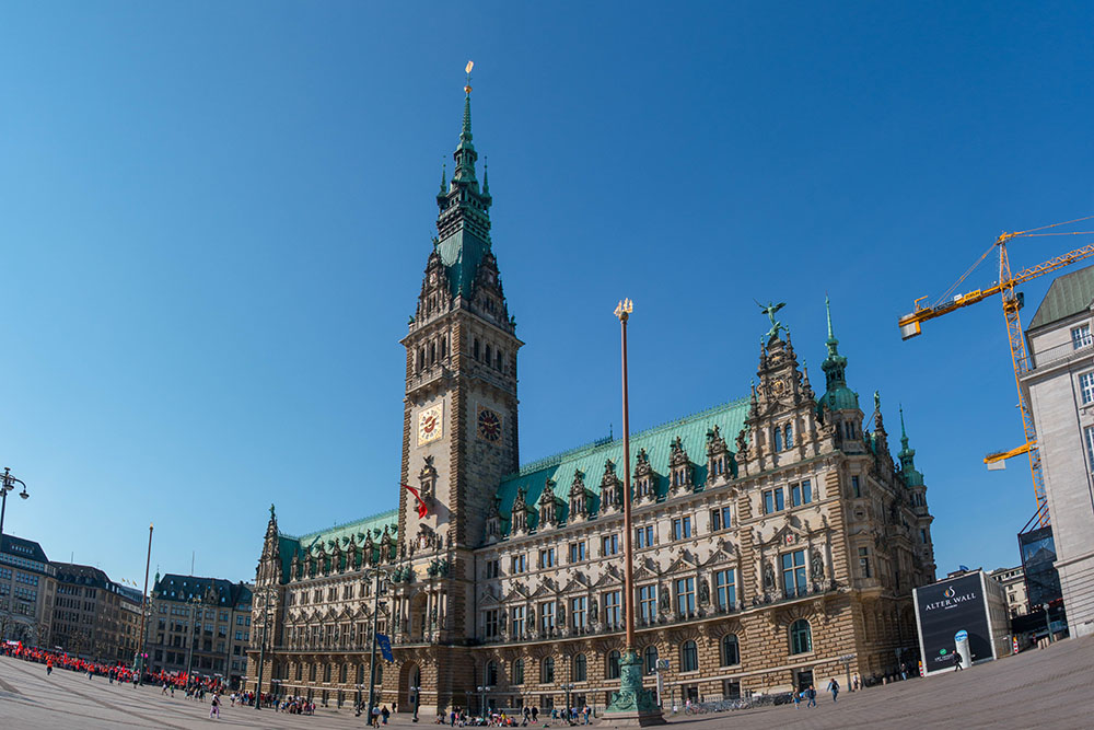 Das Rathaus, wegen dem geringen Abstand aus mehreren Bildern zusammengesetzt