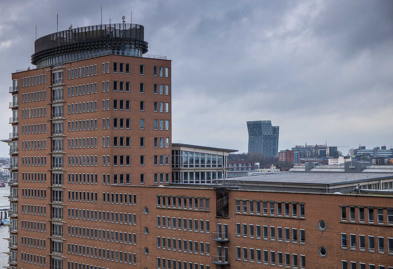 Im Hintergrund die "Tanzenden Türme" am östlichen Eingang zur Reeperbahn
