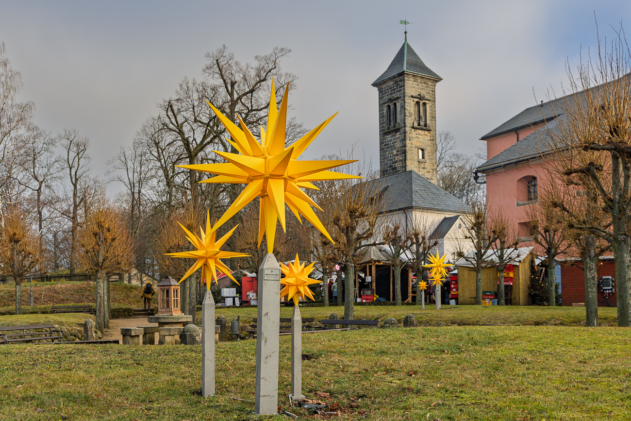 Sp&auml;rlicher Weihnachtsschmuck au&szlig;erhalb des Weihnachtsmarktes