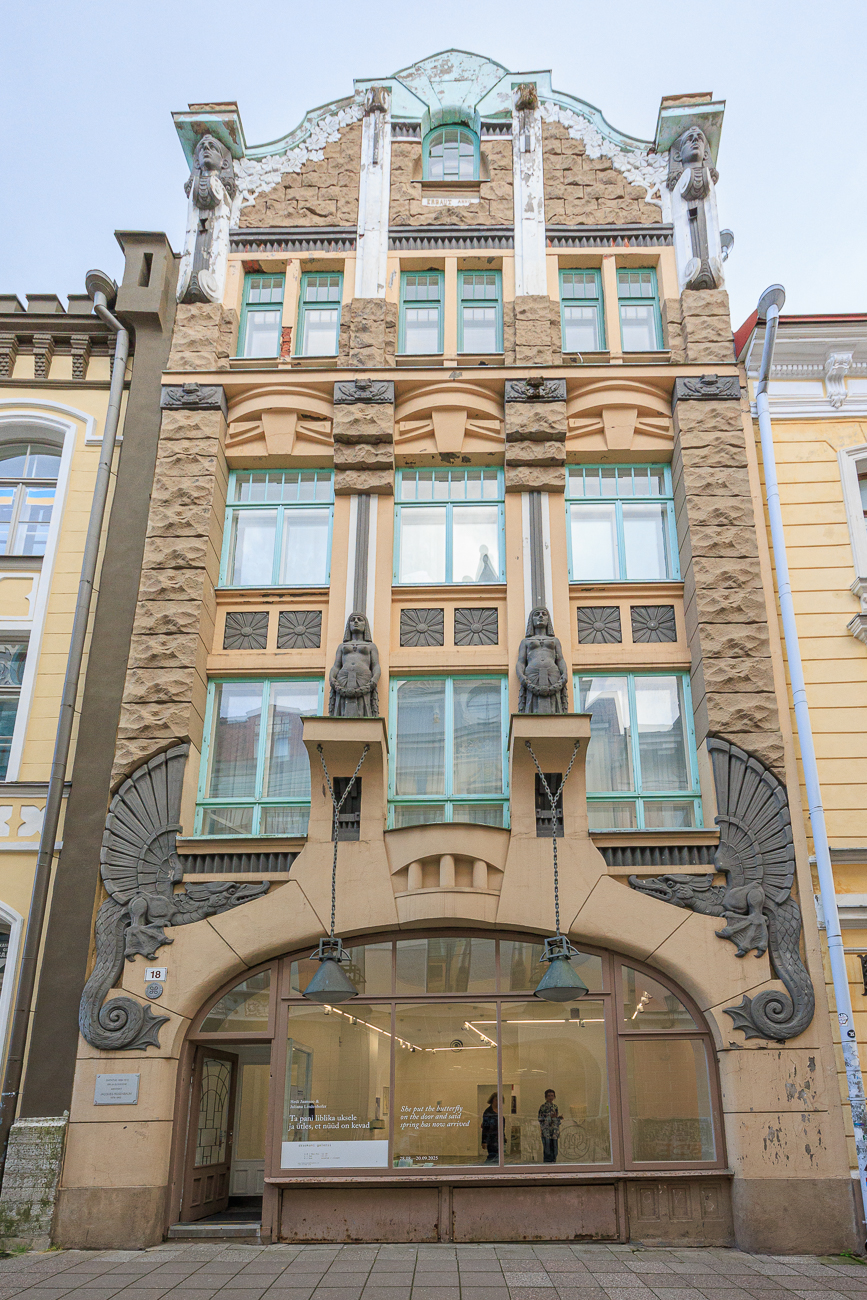 Geht ohne Tilt-/Shift-Objektiv leider nicht ohne die weitwinklige Verzerrung