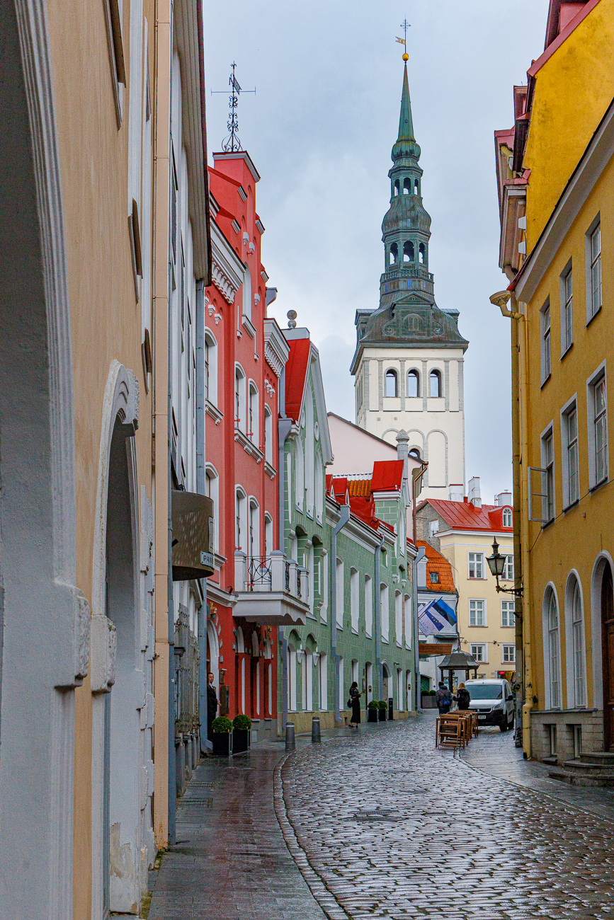 Kopfsteinpflasterstraße bei Regen