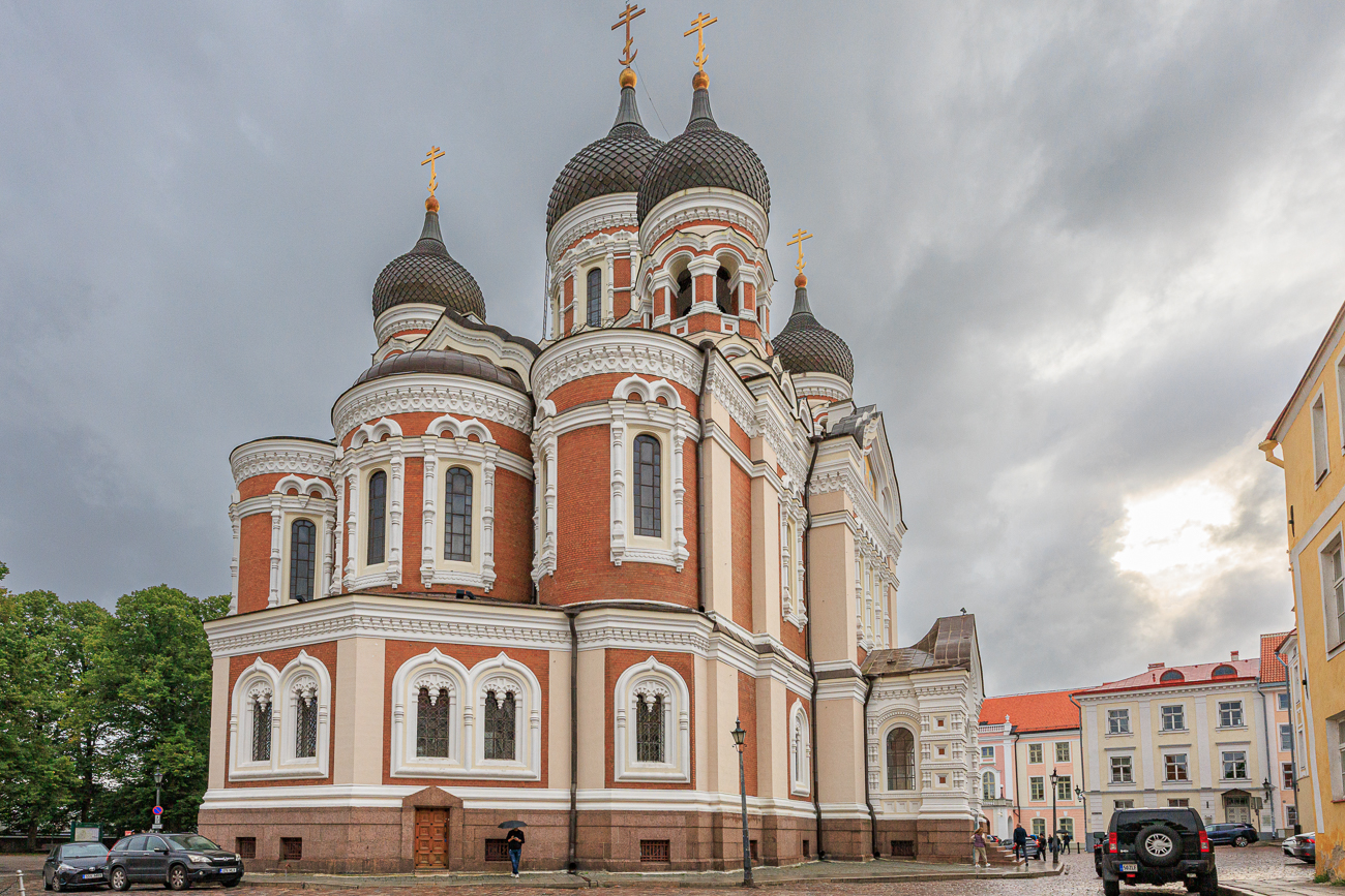 Die Alexander-Newski-Kathedrale (estnisch: Aleksander Nevski katedraal, ist eine Landmarke der estnischen Hauptstadt Tallinn und befindet sich auf dem Domberg (Toompea), genauer auf dem Lossi plats („Schlossplatz“) zwischen dem estnischen Parlament und der Residenz des deutschen Botschafters. Benannt wurde sie nach dem russischen Nationalhelden und Heiligen Alexander Jaroslawitsch Newski.