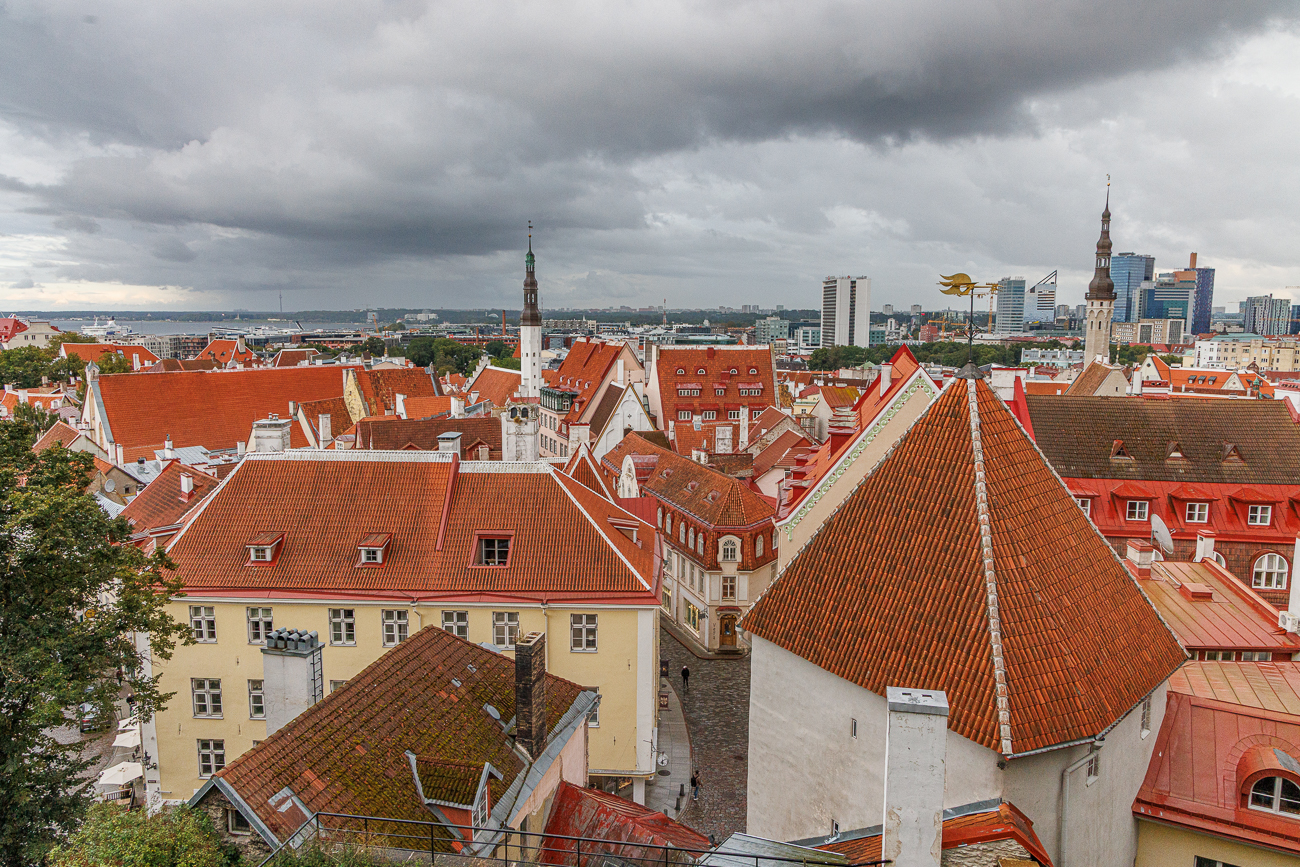 ... hat man einen schönen Überblick über die Stadt bis hin zur Ostsee